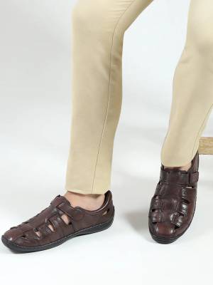 How to Style Men's Sandals and Slippers for a Casual Look?